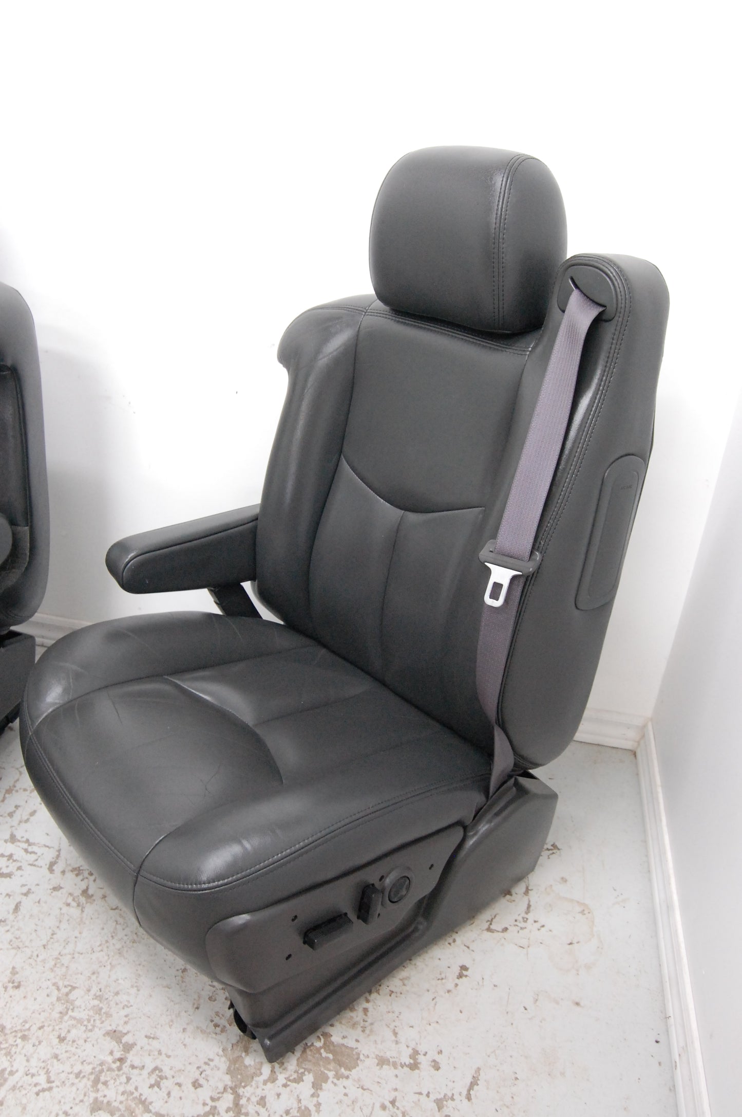 Chev Truck 05 Yukon Tahoe BLACK LEATHER Front Seats Suburban