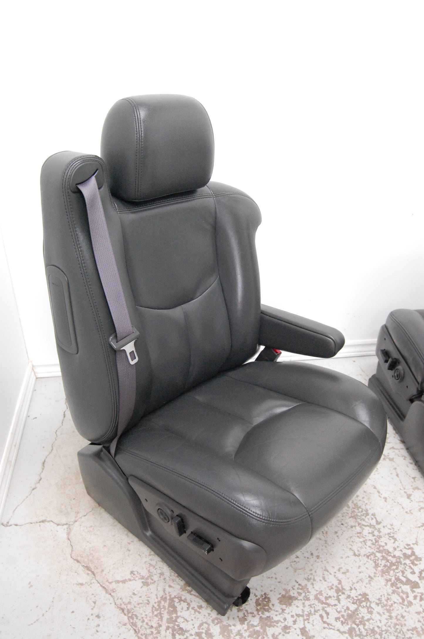 Chev Truck 05 Yukon Tahoe BLACK LEATHER Front Seats Suburban