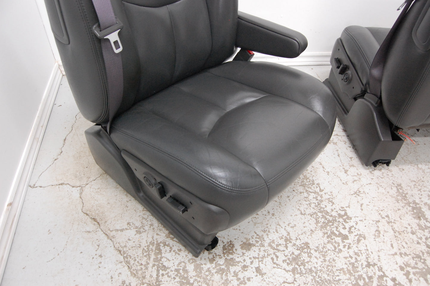 Chev Truck 05 Yukon Tahoe BLACK LEATHER Front Seats Suburban