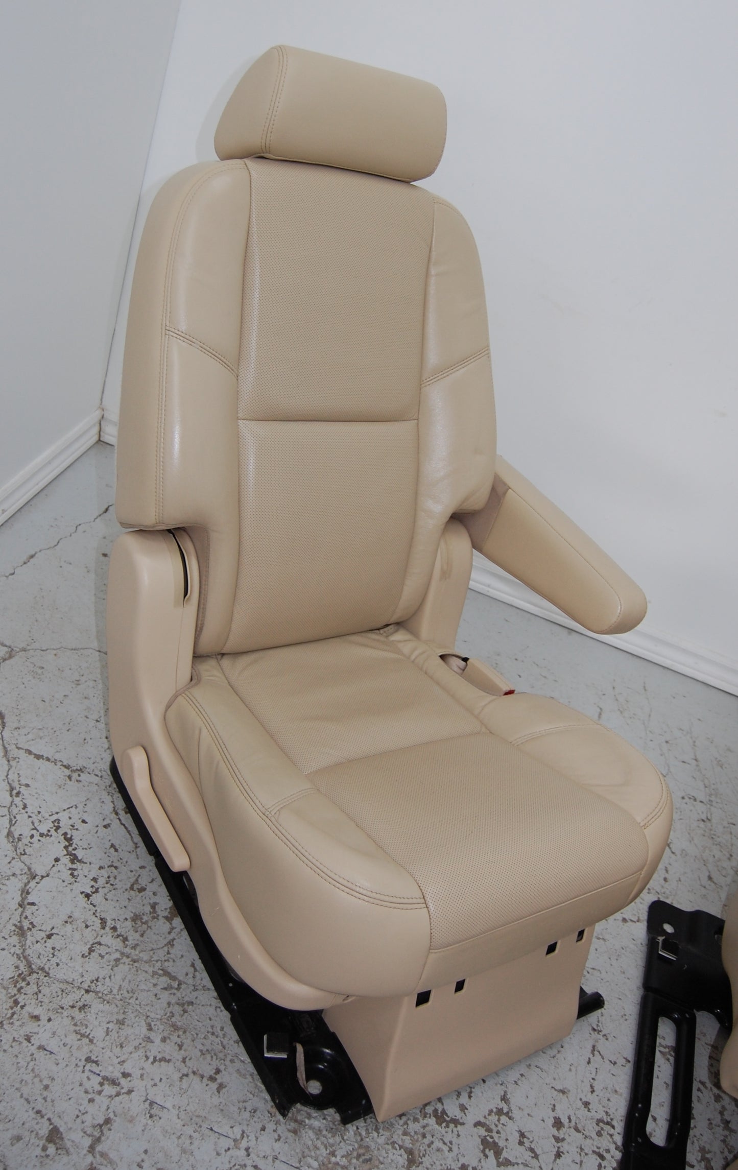 GMC Yukon XL 2007-2014 2nd Second Row Tan Leather Bucket Seats Suburban Denali Escalade ESV
