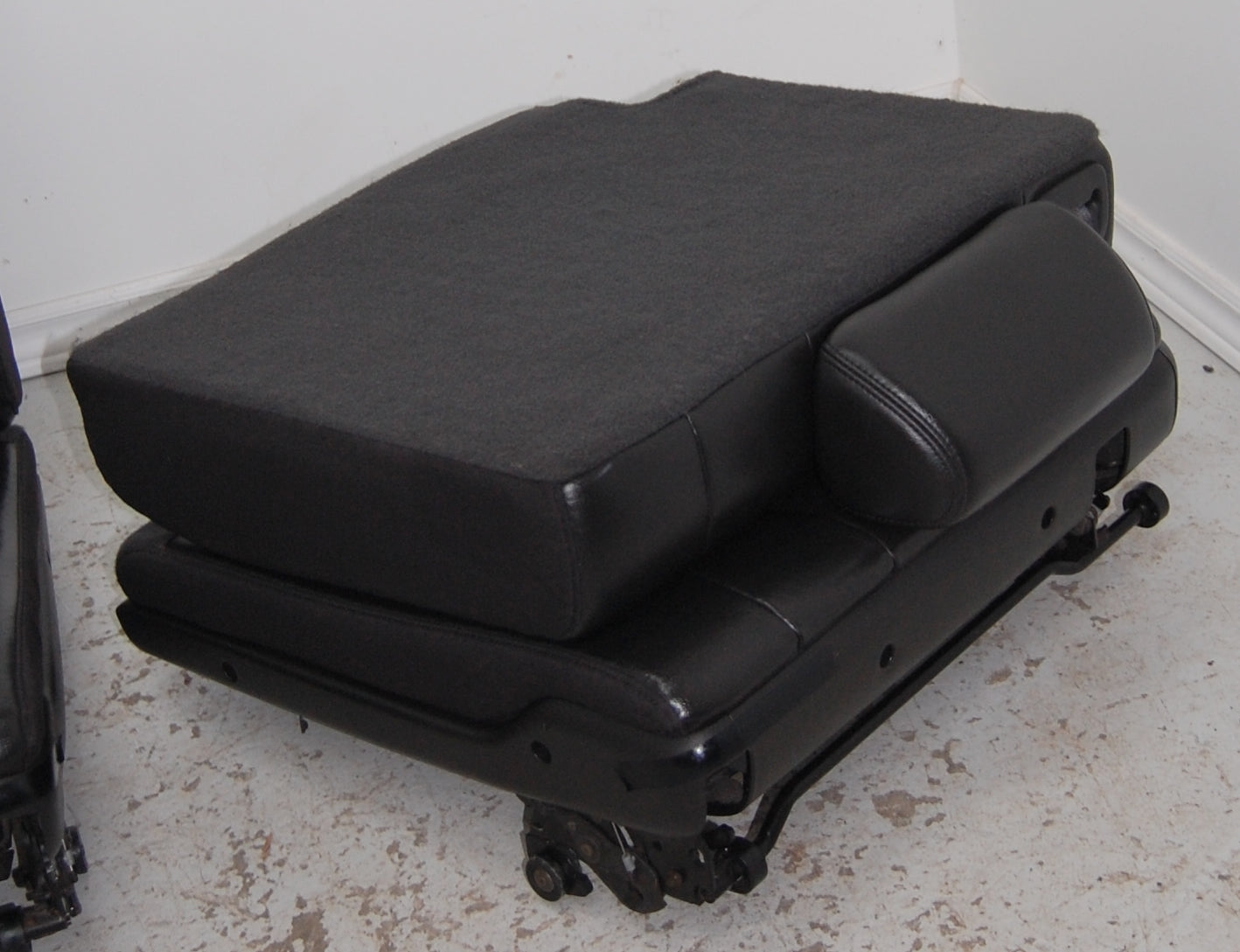 Chevy Tahoe Yukon 2012 3rd Row Black Leather Seats Third Suburban Denali Escalade