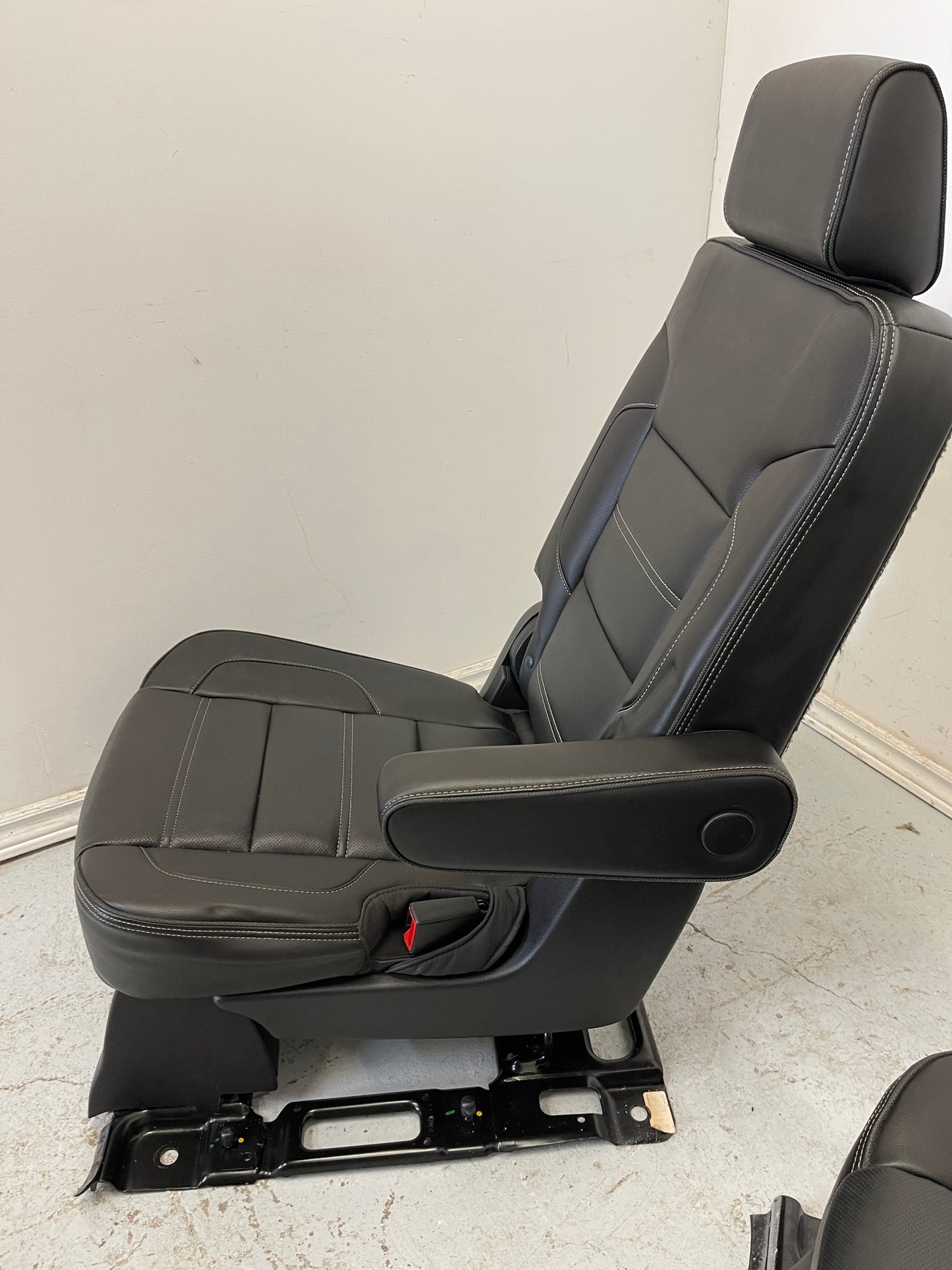 2016 GMC Yukon Denali XL Black LEATHER Second Row Bucket Seat.