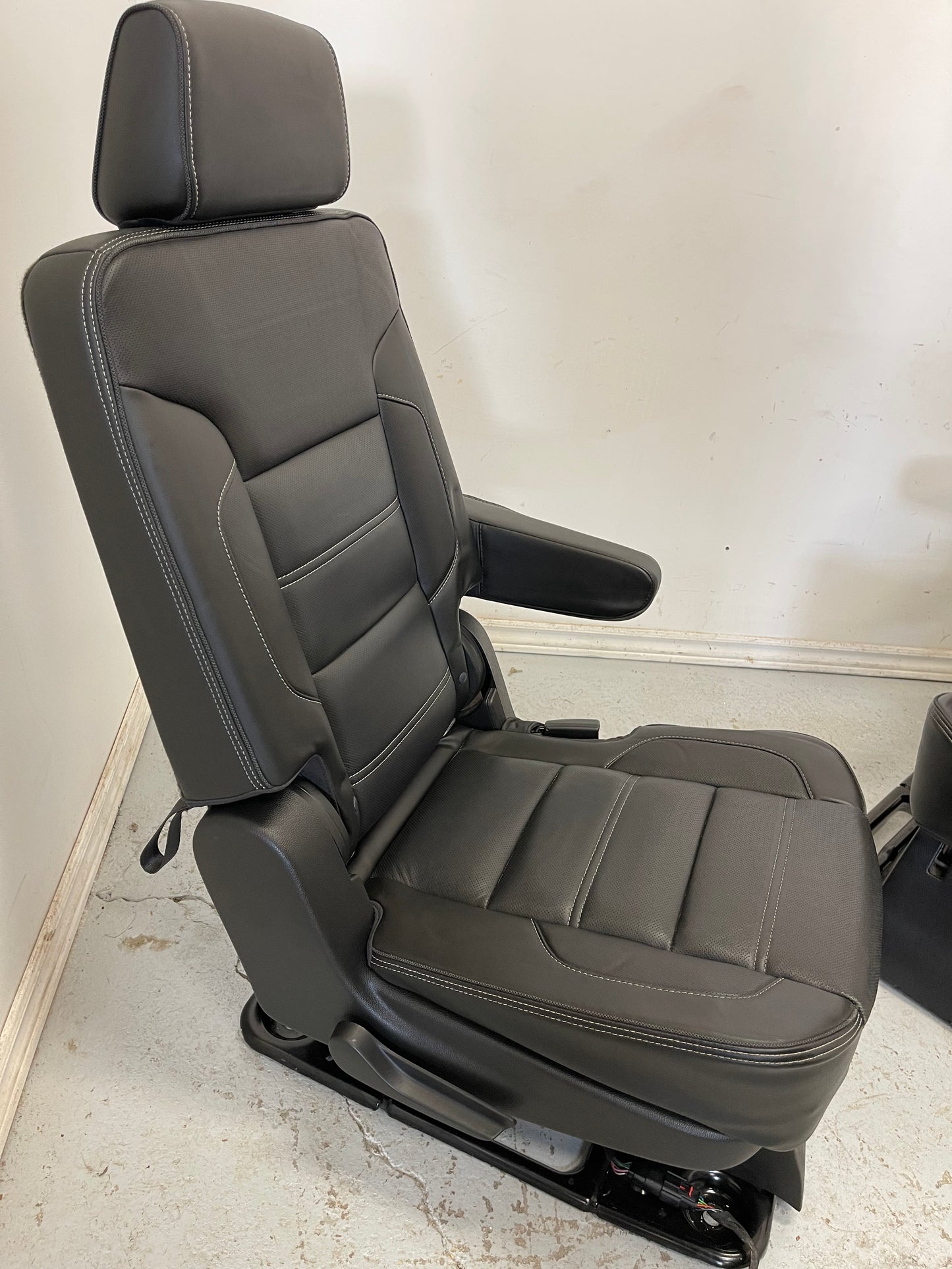 2016 GMC Yukon Denali XL Black LEATHER Second Row Bucket Seat.