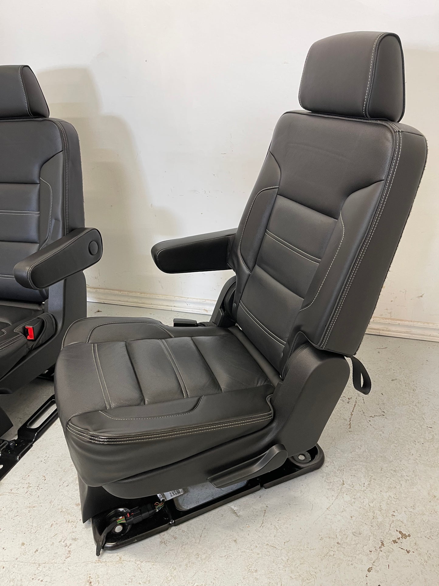2016 GMC Yukon Denali XL Black LEATHER Second Row Bucket Seat.