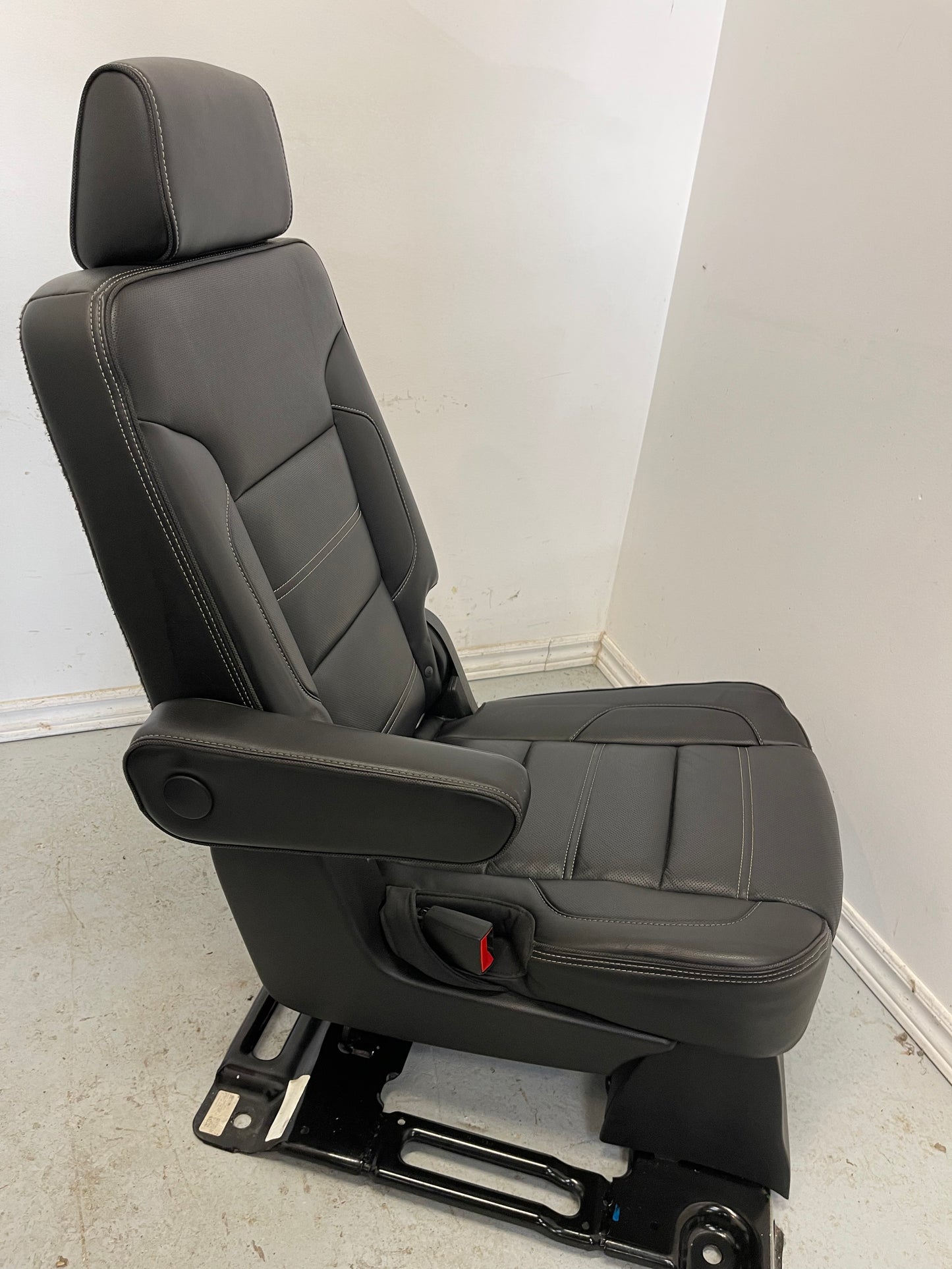 2016 GMC Yukon Denali XL Black LEATHER Second Row Bucket Seat.