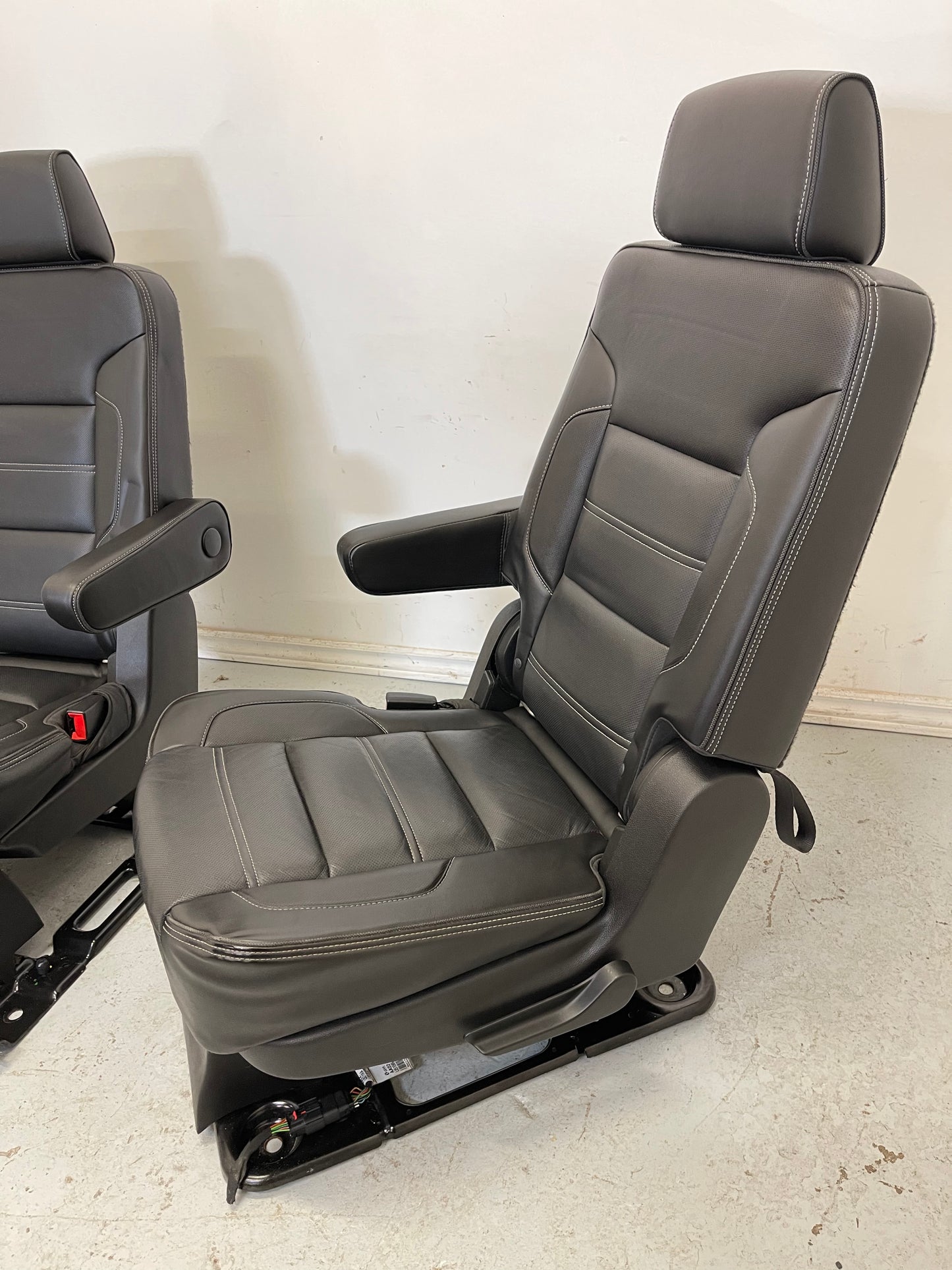 2016 GMC Yukon Denali XL Black LEATHER Second Row Bucket Seat.