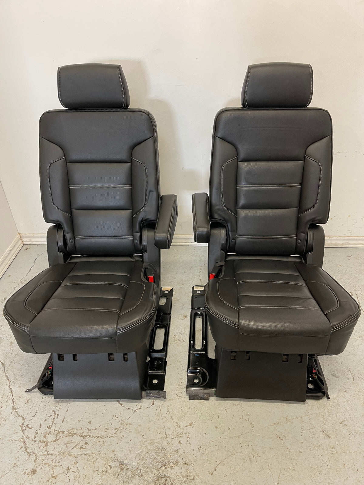 2016 GMC Yukon Denali XL Black LEATHER Second Row Bucket Seat.