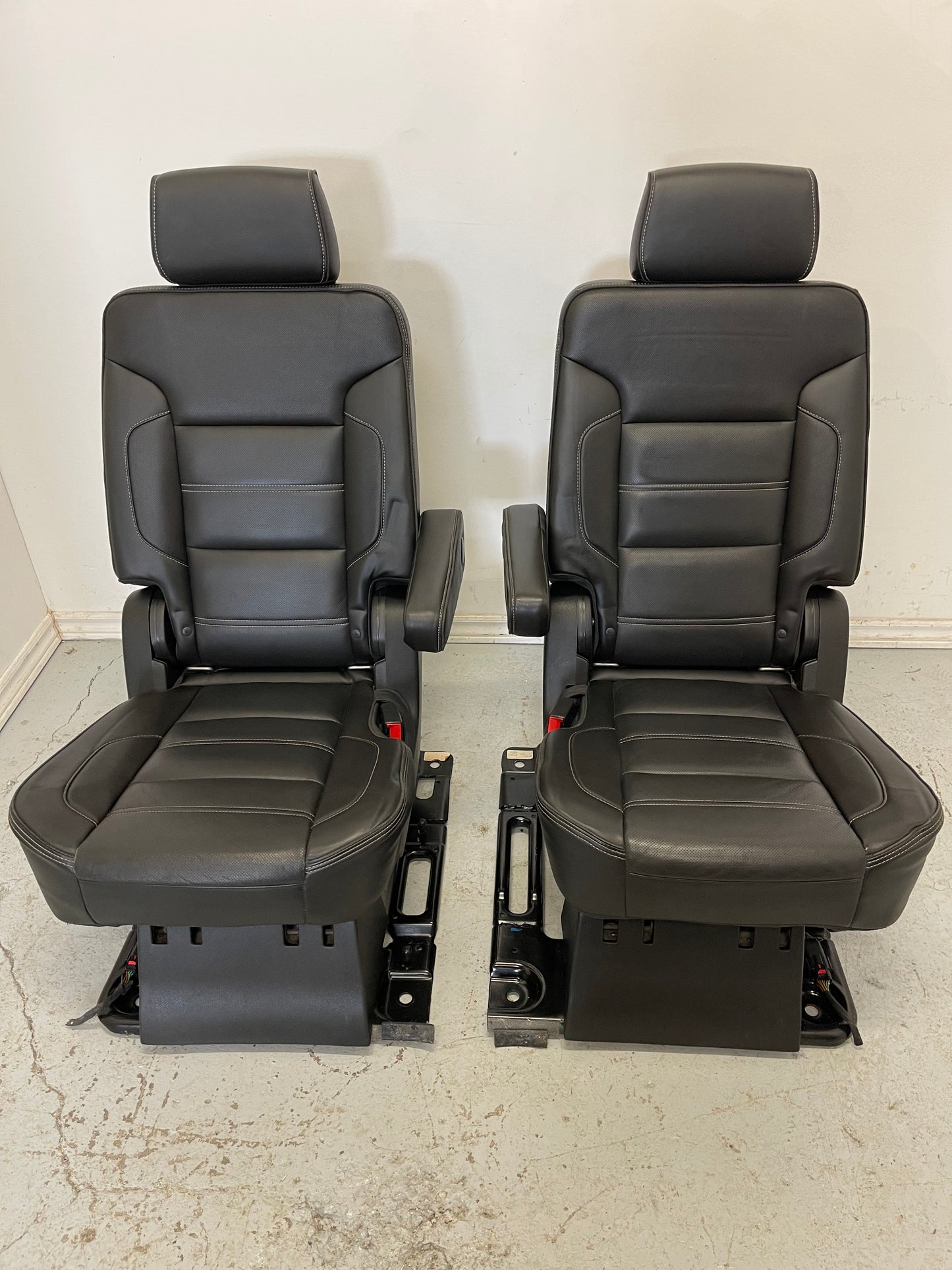 2016 GMC Yukon Denali XL Black LEATHER Second Row Bucket Seat.